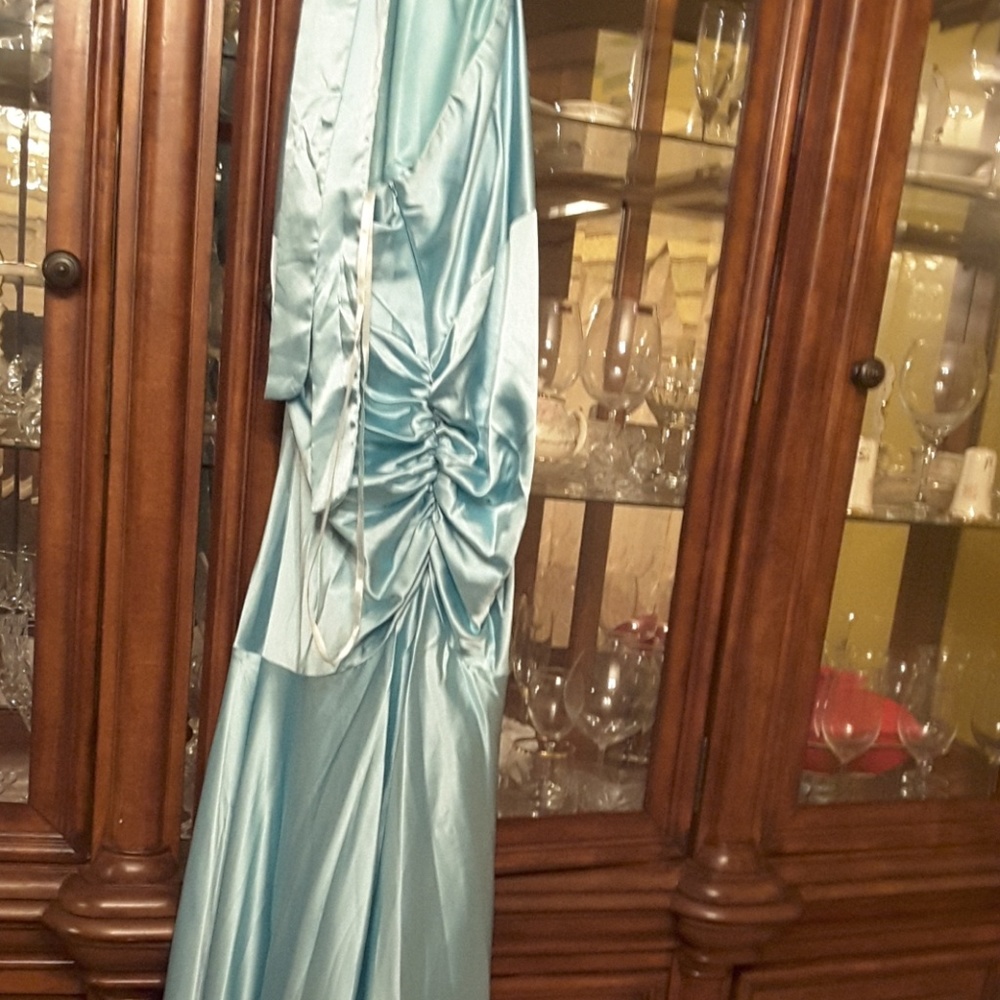 Gown - Picture 3 of 3